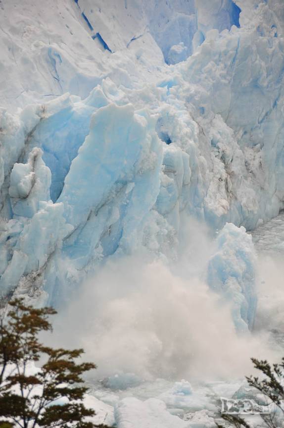 Um arco de gelo entra em colapso no glaciar Perito Moreno, no parque Nacional Los Glaciares, região de El Calafate, no sul da Argentina (foto 8 de 10)